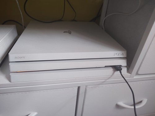 Ps4 pro white used good - in,